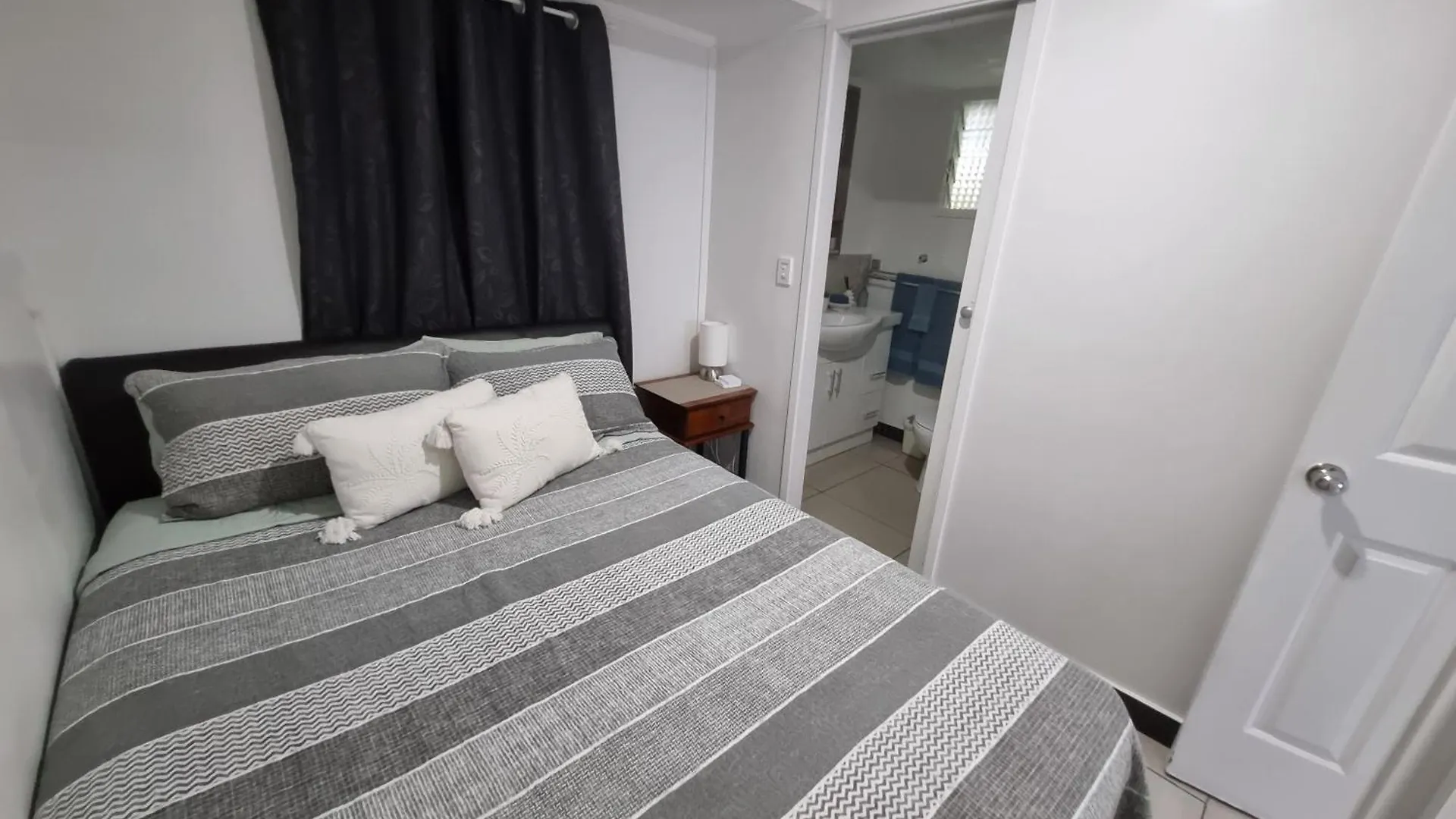 דירה קלונדרה Small Pet Friendly Granny Flat With Paved Courtyard